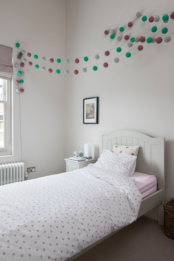 Ejemplo de dormitorio infantil de 4 a 10 años tradicional renovado con paredes blancas, moqueta y suelo gris