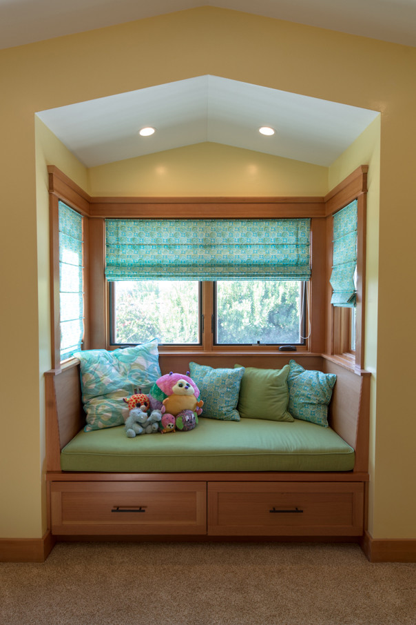 Foto di una cameretta per bambini american style di medie dimensioni con pareti verdi, moquette e pavimento beige