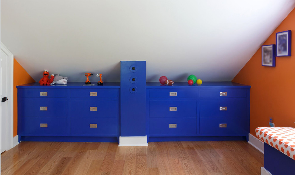 Exemple d'une chambre d'enfant de 4 à 10 ans chic de taille moyenne avec un mur orange, parquet clair et un sol beige.