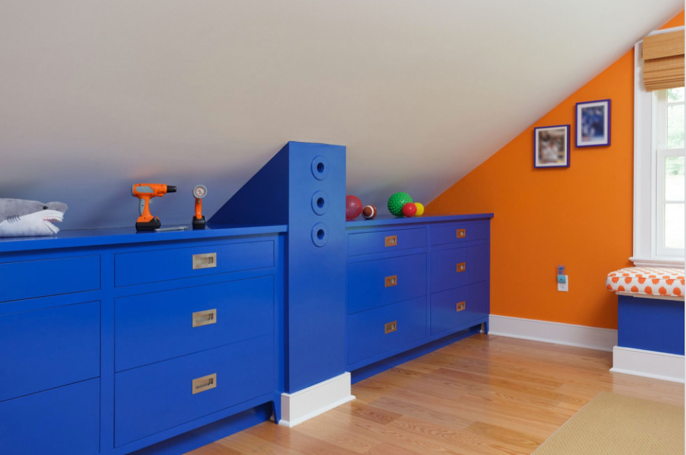 Пример оригинального дизайна: детская среднего размера в стиле неоклассика (современная классика) с спальным местом, оранжевыми стенами, светлым паркетным полом и бежевым полом для ребенка от 4 до 10 лет, мальчика