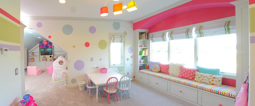 Exempel på ett stort modernt flickrum kombinerat med sovrum och för 4-10-åringar, med flerfärgade väggar och heltäckningsmatta
