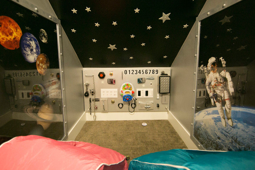 Bild på ett litet funkis könsneutralt barnrum kombinerat med lekrum och för 4-10-åringar, med grå väggar och heltäckningsmatta