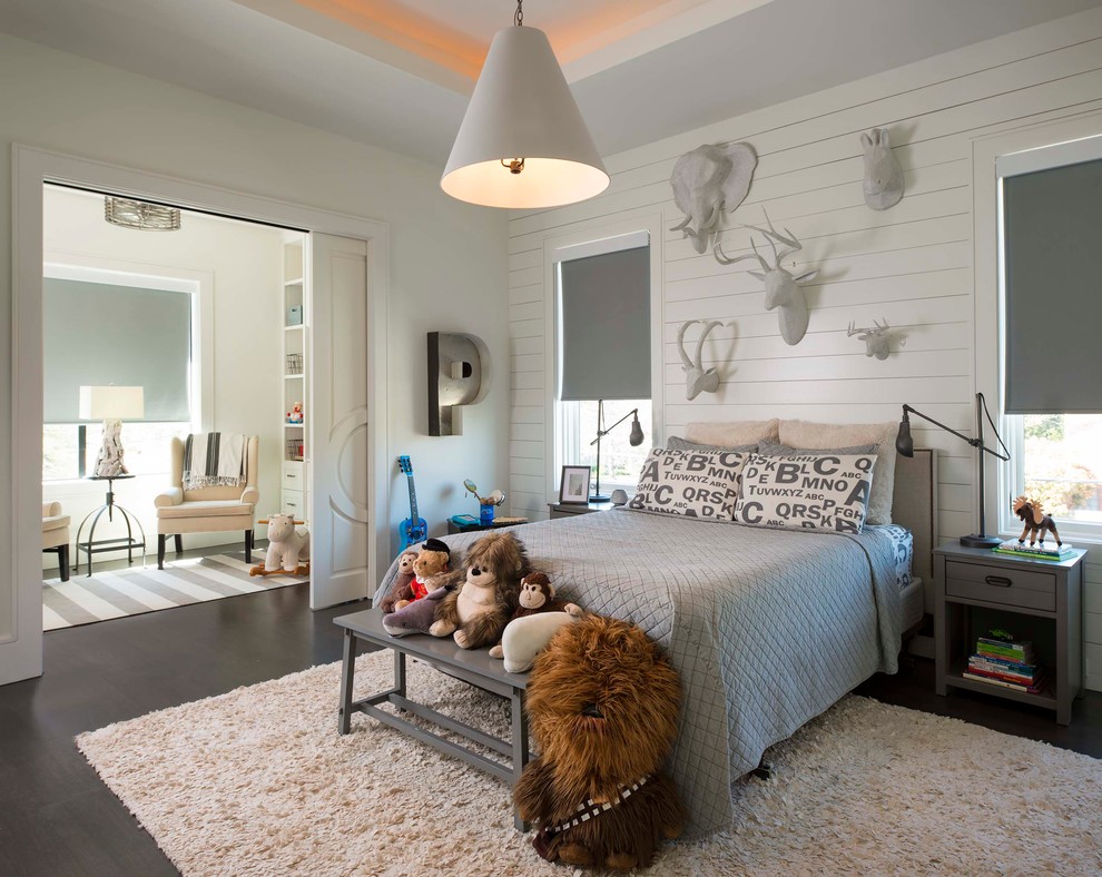 Foto på ett stort vintage pojkrum kombinerat med sovrum och för 4-10-åringar, med vita väggar och mörkt trägolv