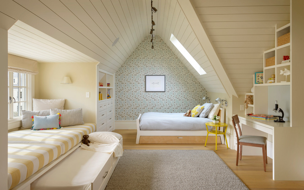 Foto på ett vintage könsneutralt barnrum kombinerat med sovrum, med ljust trägolv