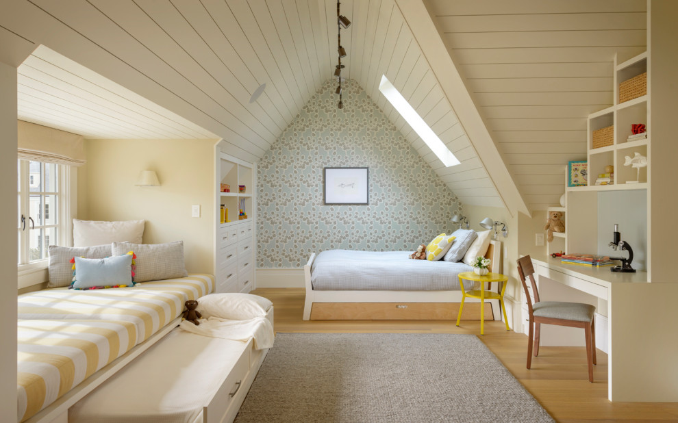 Idées déco pour une chambre d'enfant de 4 à 10 ans classique avec un mur beige, parquet clair, un sol beige, un plafond en bois et du lambris de bois.