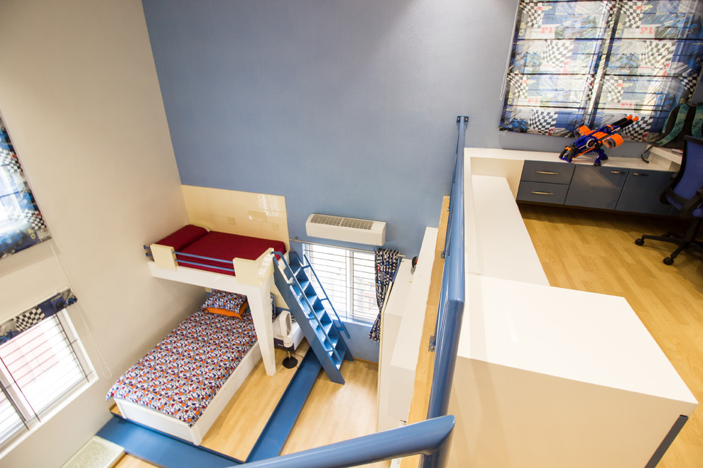 Inspiration för stora moderna pojkrum kombinerat med skrivbord och för 4-10-åringar, med blå väggar och vinylgolv