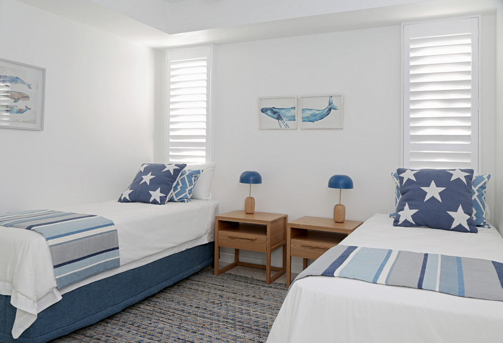Diseño de dormitorio infantil de 4 a 10 años costero con paredes blancas, moqueta y suelo beige
