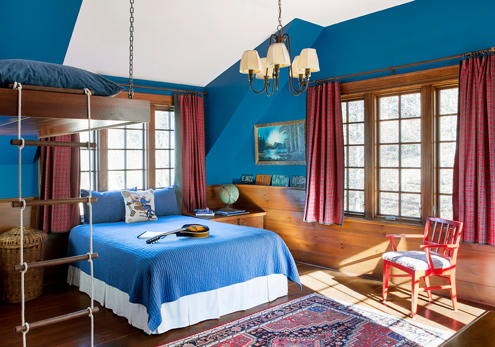 Пример оригинального дизайна: детская среднего размера в классическом стиле с спальным местом, синими стенами и паркетным полом среднего тона для мальчика