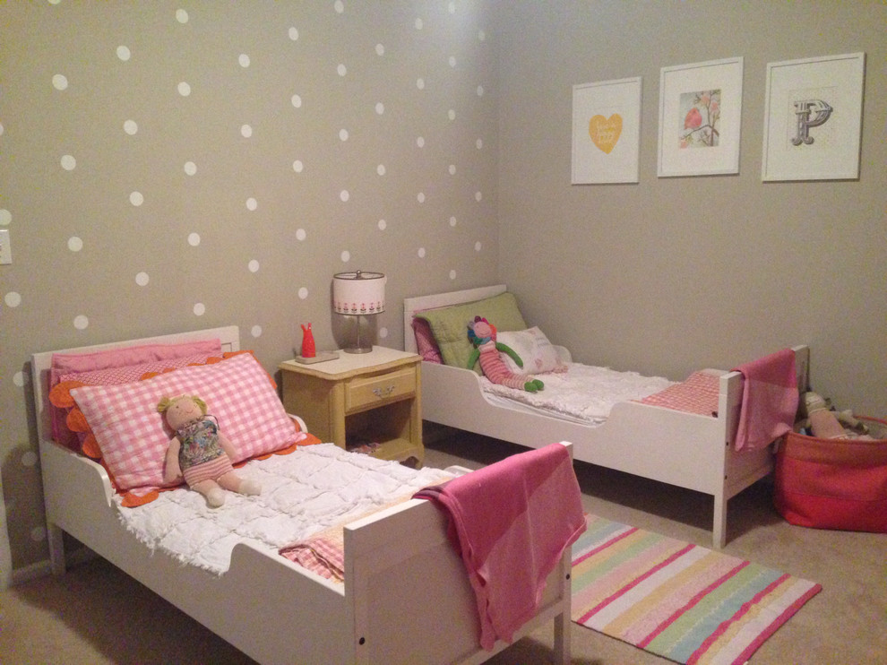 Idée de décoration pour une petite chambre d'enfant de 4 à 10 ans design avec un mur gris et moquette.