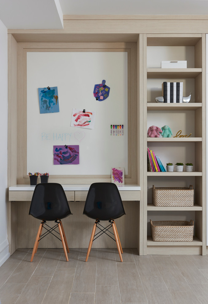 Inspiration för ett vintage barnrum kombinerat med skrivbord, med beige väggar och ljust trägolv
