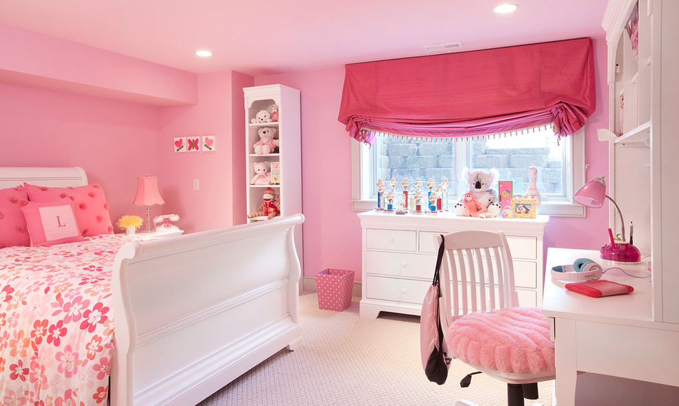 На фото: большая детская в классическом стиле с спальным местом, розовыми стенами и ковровым покрытием для ребенка от 4 до 10 лет, девочки с