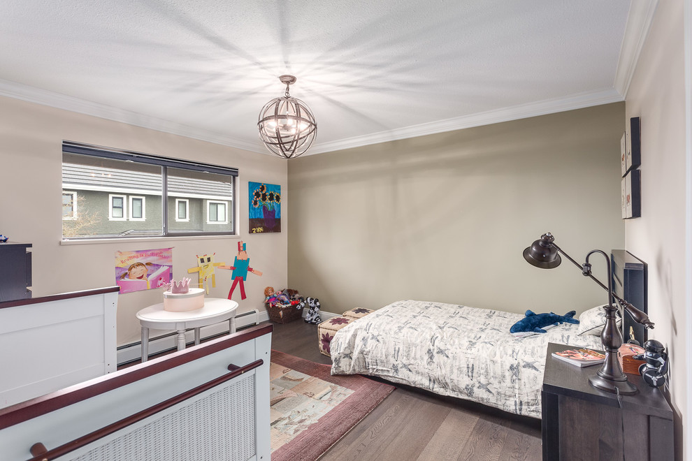 Diseño de dormitorio infantil de 1 a 3 años actual de tamaño medio con paredes beige y suelo de madera oscura