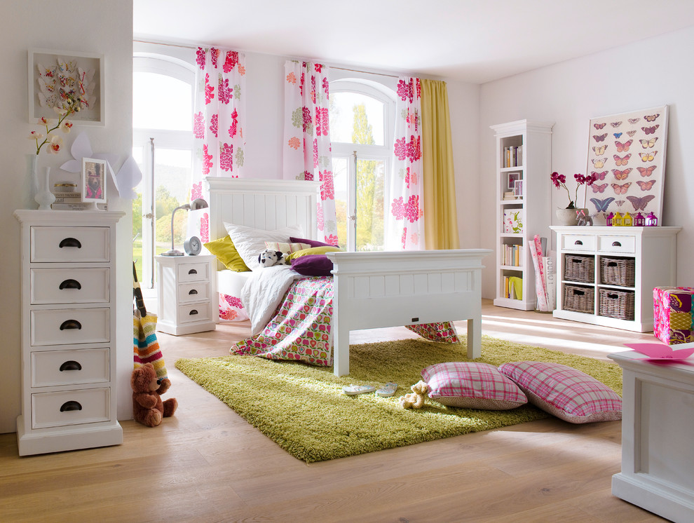 Idée de décoration pour une chambre d'enfant design de taille moyenne avec un mur blanc.