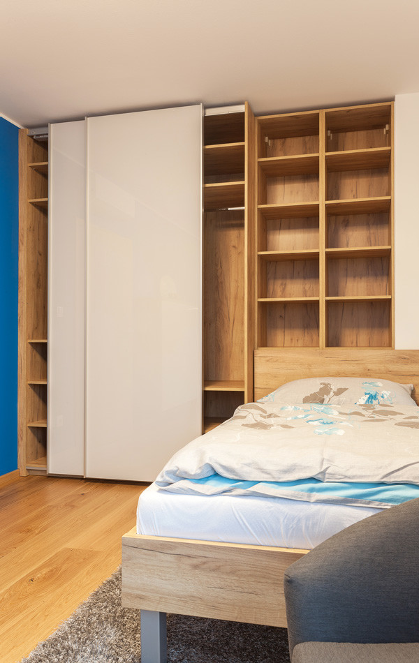 Diseño de dormitorio infantil contemporáneo de tamaño medio con paredes azules y suelo de contrachapado
