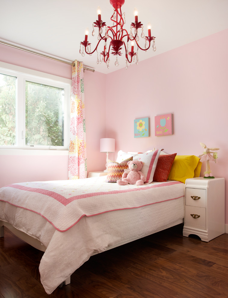Cette photo montre une chambre d'enfant tendance avec un mur rose.