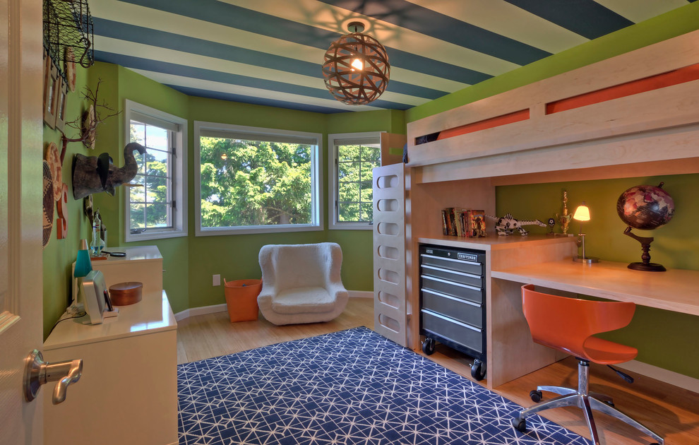 Aménagement d'une chambre de garçon contemporaine avec un mur vert et un lit superposé.