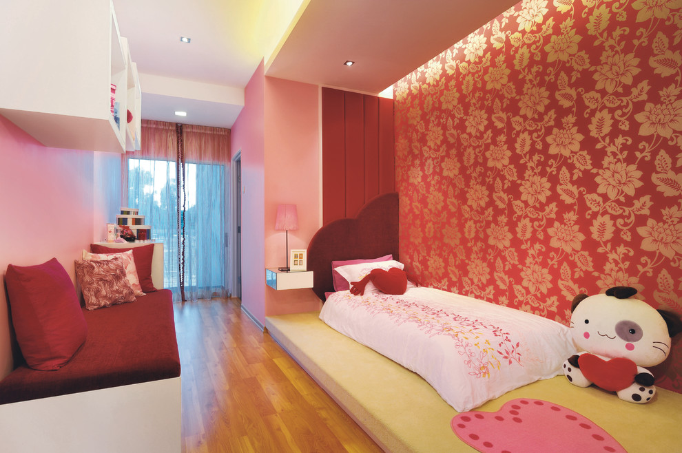 Foto på ett funkis flickrum kombinerat med sovrum och för 4-10-åringar, med mellanmörkt trägolv och flerfärgade väggar
