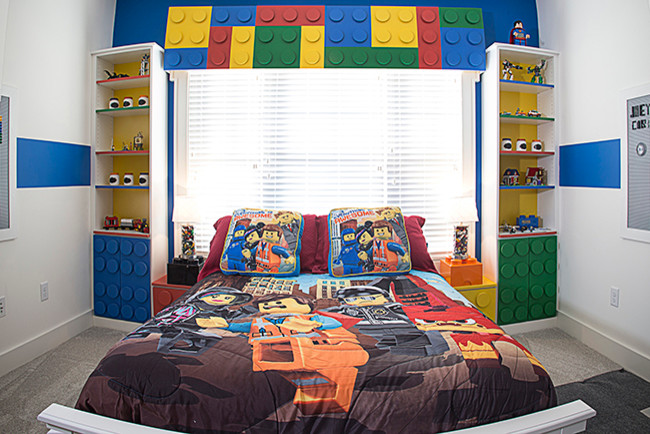 Photo of a small contemporary children’s room for boys in Los Angeles with white walls and carpet.