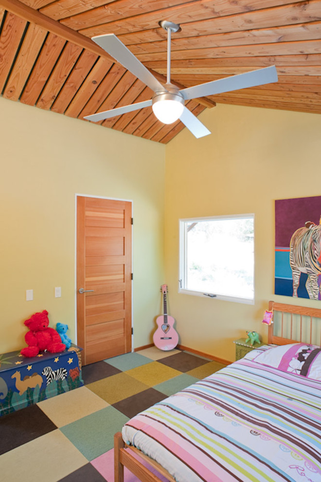 Cette image montre une chambre d'enfant de 4 à 10 ans design avec un mur jaune, moquette et un sol multicolore.