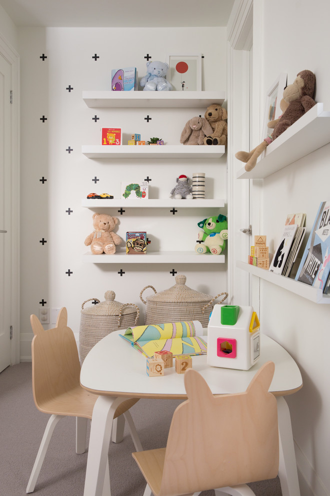 Kleines, Neutrales Modernes Kinderzimmer mit Spielecke, weißer Wandfarbe, Teppichboden und grauem Boden in Toronto
