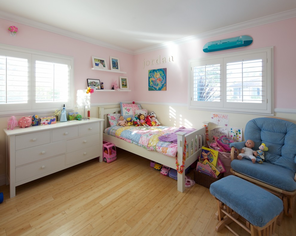 Ejemplo de dormitorio infantil contemporáneo con suelo de bambú y paredes rosas