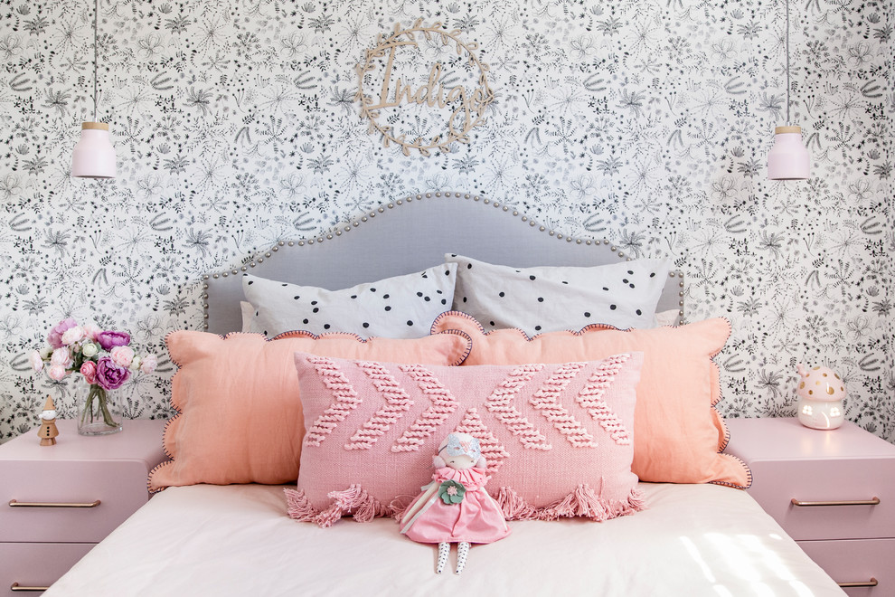 Idéer för ett modernt flickrum kombinerat med sovrum och för 4-10-åringar, med flerfärgade väggar