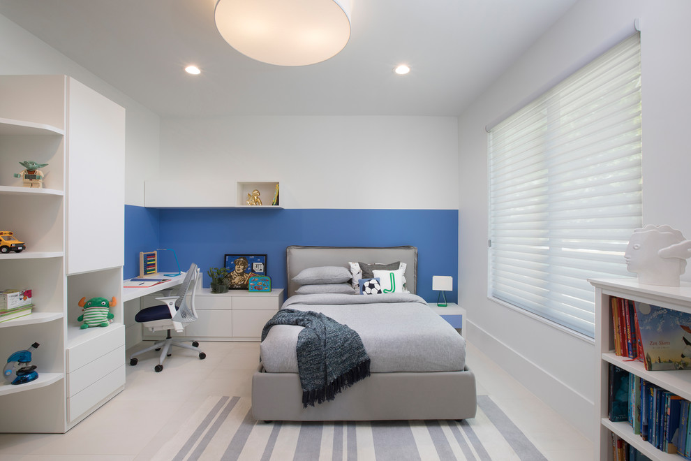 На фото: детская в современном стиле с спальным местом и синими стенами для ребенка от 4 до 10 лет, мальчика