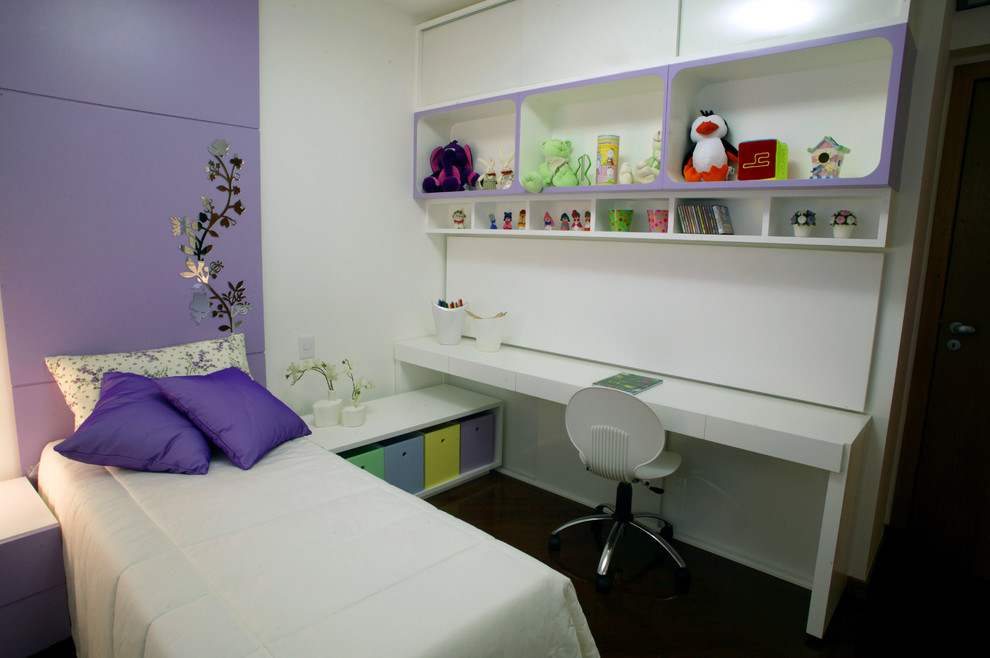 Ejemplo de dormitorio infantil contemporáneo con suelo de madera oscura y paredes multicolor