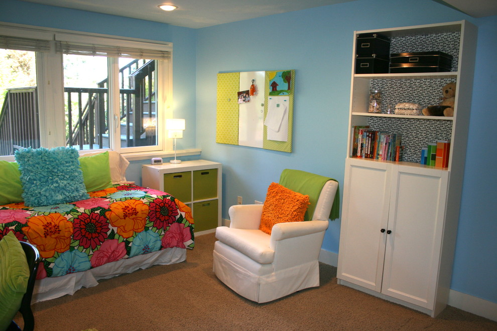 Foto di una piccola cameretta per bambini design con pareti blu e moquette