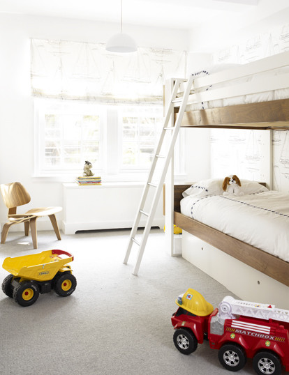 Cette photo montre une chambre d'enfant tendance avec un lit superposé.