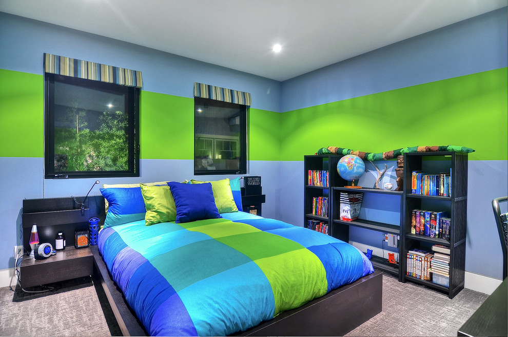 Пример оригинального дизайна: детская среднего размера в современном стиле с спальным местом, ковровым покрытием, разноцветными стенами и серым полом для подростка, мальчика