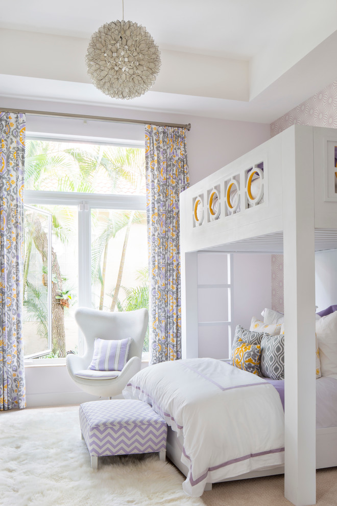 На фото: детская среднего размера в современном стиле с фиолетовыми стенами, ковровым покрытием и спальным местом для ребенка от 4 до 10 лет, девочки