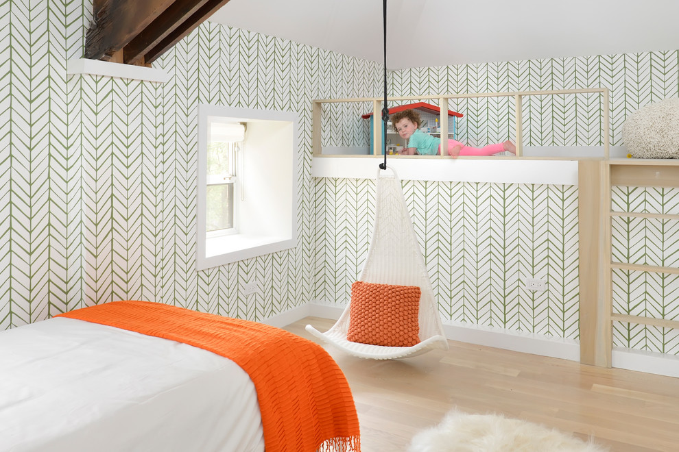 Imagen de dormitorio infantil de 4 a 10 años actual con paredes multicolor y suelo de madera clara