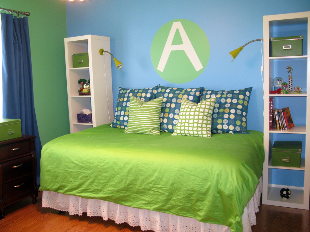 Cette photo montre une chambre d'enfant tendance avec un mur bleu.