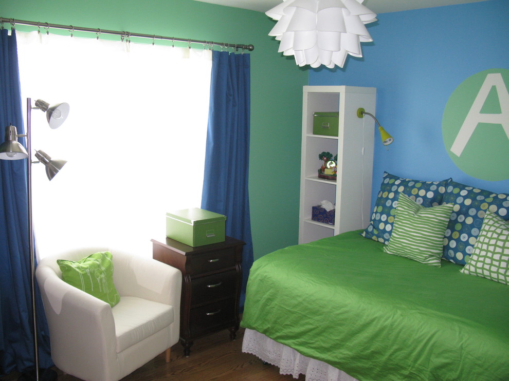 На фото: нейтральная детская в современном стиле с спальным местом, синими стенами и темным паркетным полом с