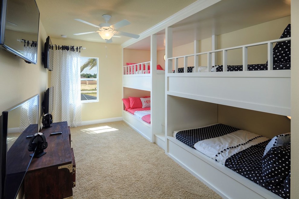 Bild på ett funkis könsneutralt barnrum kombinerat med sovrum och för 4-10-åringar, med gula väggar och heltäckningsmatta