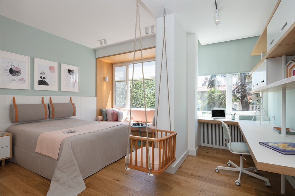 Ejemplo de dormitorio infantil contemporáneo con paredes verdes, suelo de madera en tonos medios y suelo marrón