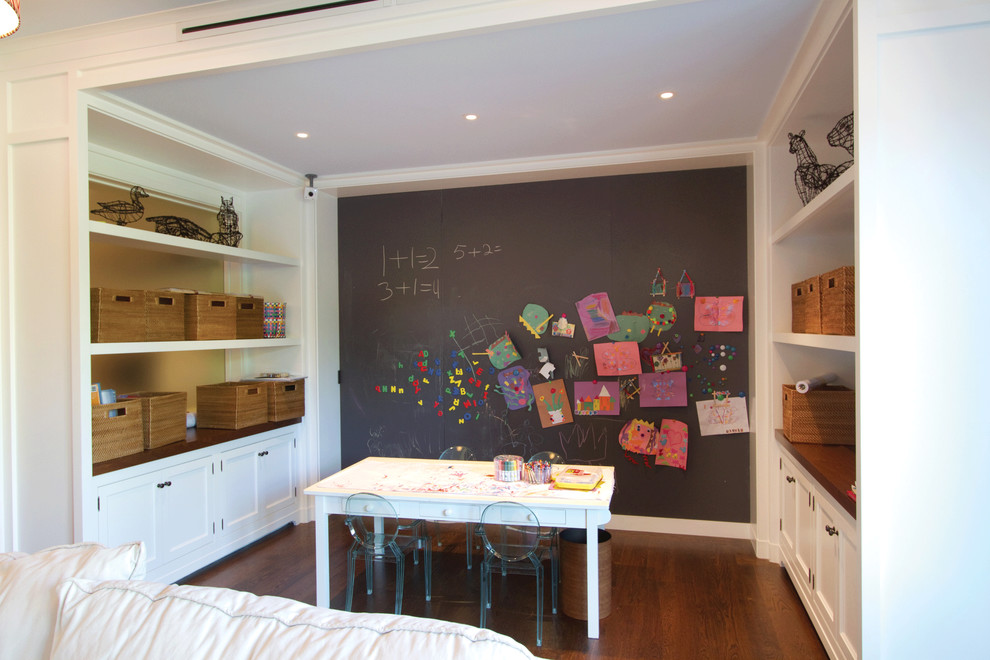Modernes Kinderzimmer mit Spielecke, braunem Holzboden und braunem Boden in New York