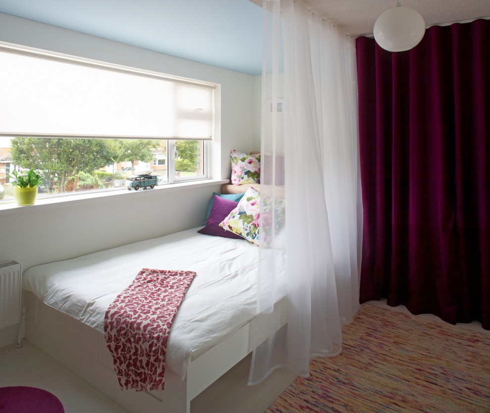 На фото: детская в современном стиле с спальным местом и белыми стенами для подростка, девочки