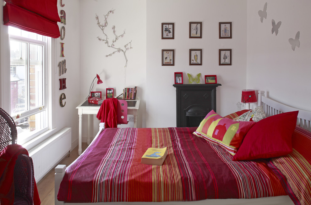 Modernes Mädchenzimmer mit Schlafplatz und weißer Wandfarbe in Dublin