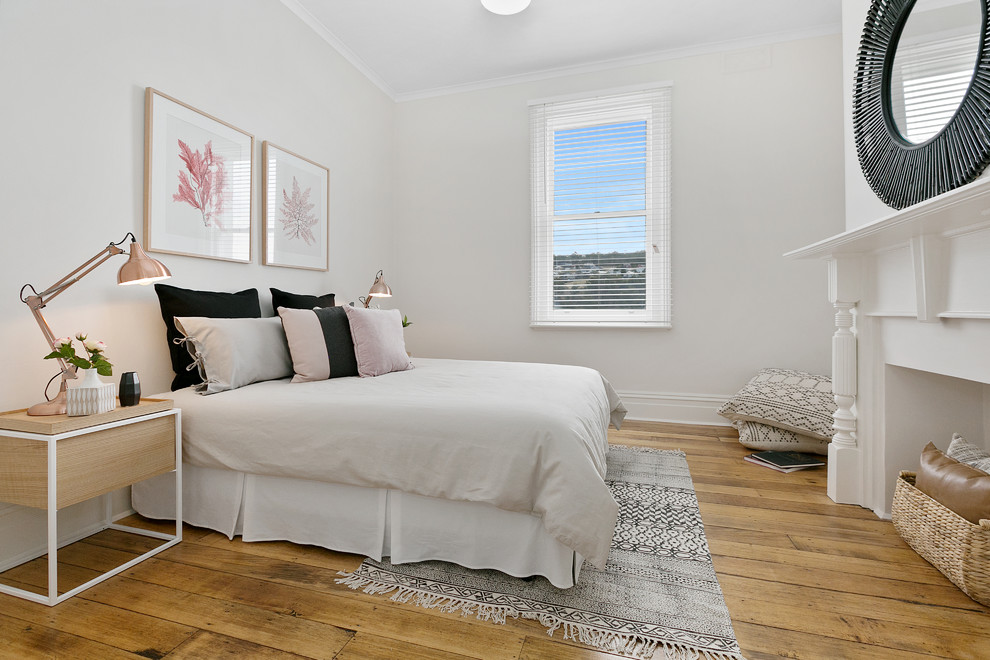 Modernes Kinderzimmer mit Schlafplatz, roter Wandfarbe und braunem Holzboden in Hobart