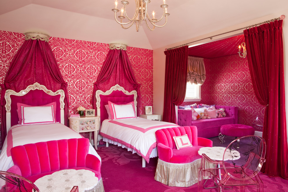 Inspiration för ett funkis flickrum kombinerat med sovrum och för 4-10-åringar, med heltäckningsmatta, rosa golv och flerfärgade väggar