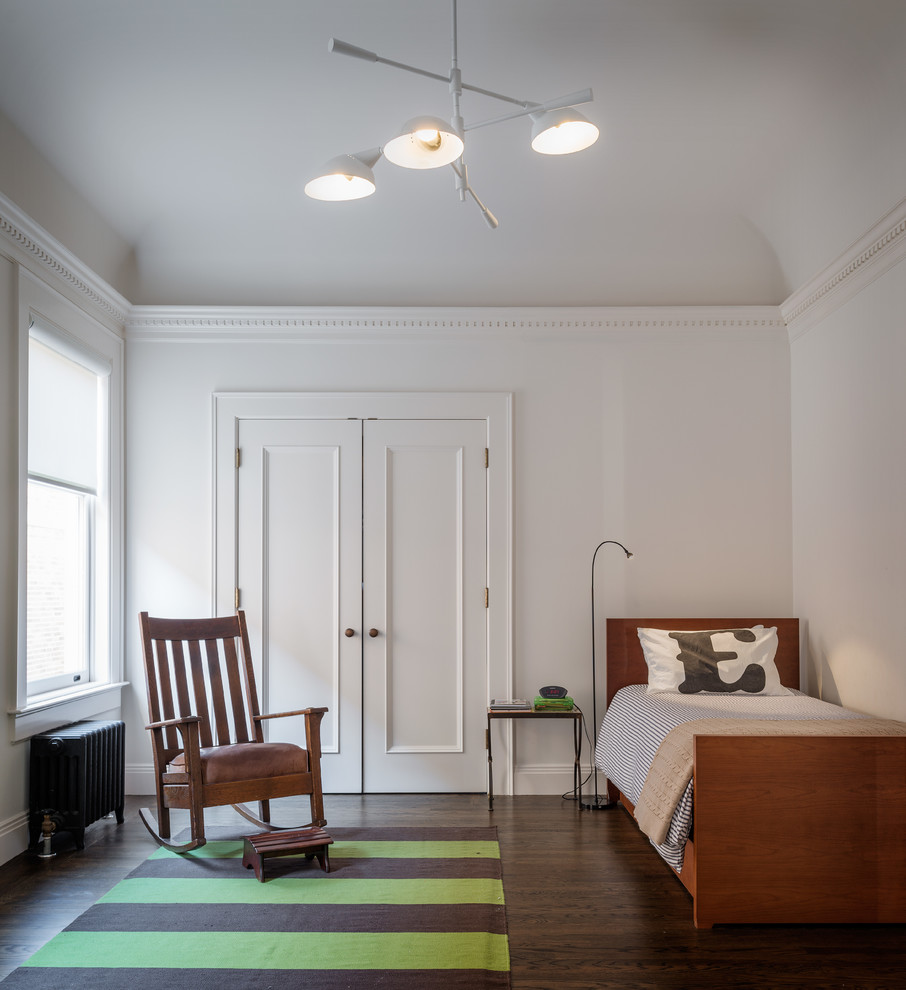 Idée de décoration pour une chambre d'enfant de 4 à 10 ans design avec un mur blanc et parquet foncé.