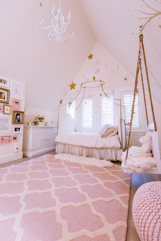 Exempel på ett stort modernt flickrum kombinerat med sovrum och för 4-10-åringar, med vita väggar och mellanmörkt trägolv