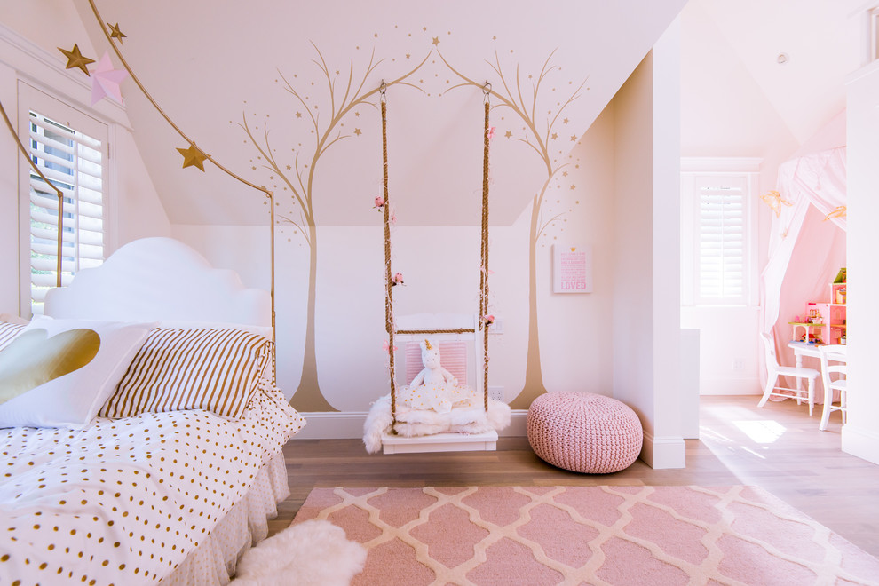 Imagen de dormitorio infantil de 4 a 10 años contemporáneo grande con paredes blancas y suelo de madera en tonos medios