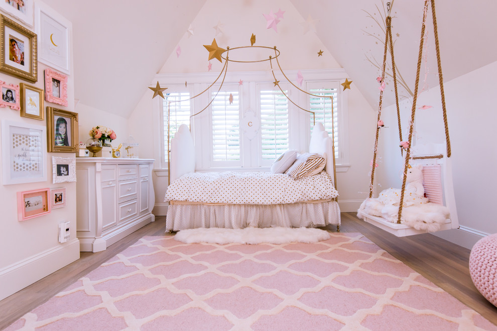 Idéer för stora funkis flickrum kombinerat med sovrum och för 4-10-åringar, med vita väggar och mellanmörkt trägolv