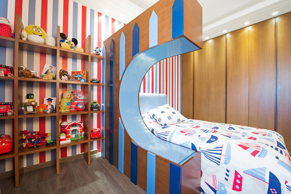Ejemplo de habitación de niño actual con paredes multicolor y suelo de madera oscura