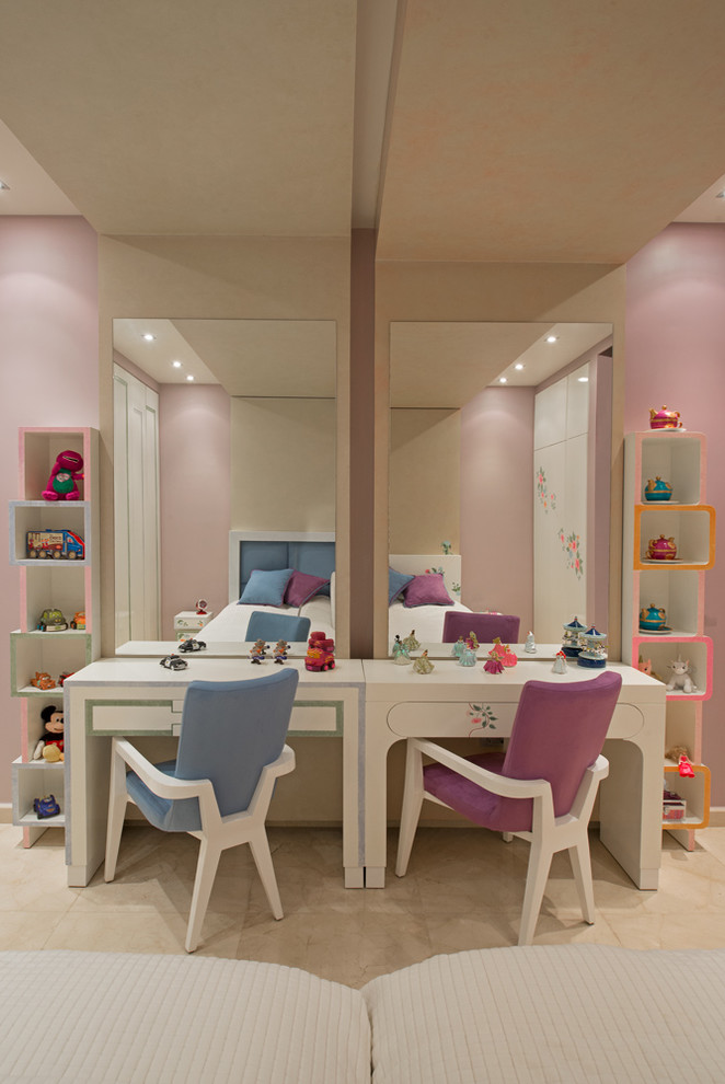 Идея дизайна: нейтральная детская в современном стиле с спальным местом, розовыми стенами и бежевым полом для ребенка от 4 до 10 лет