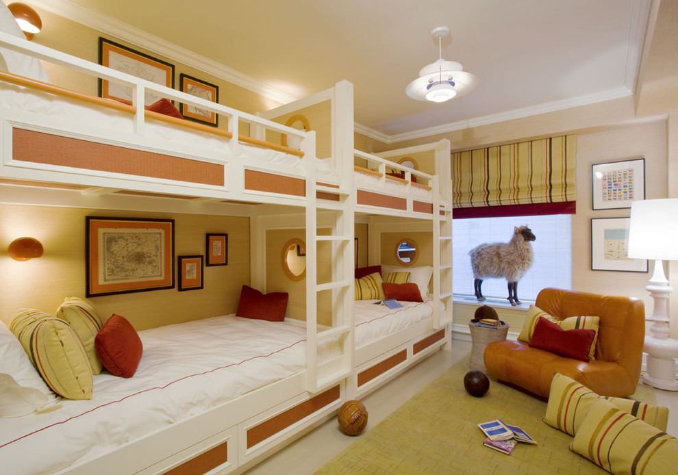Idéer för ett modernt könsneutralt barnrum kombinerat med sovrum, med beige väggar
