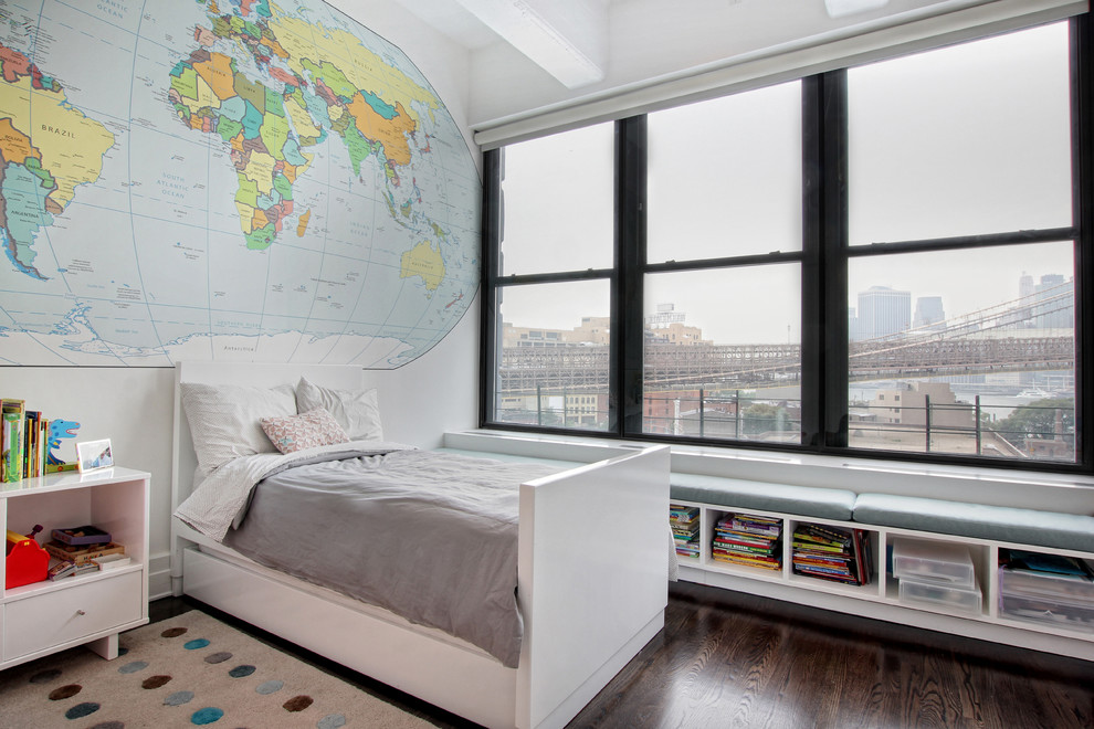 Mittelgroßes Klassisches Jungszimmer mit Schlafplatz, weißer Wandfarbe und dunklem Holzboden in New York